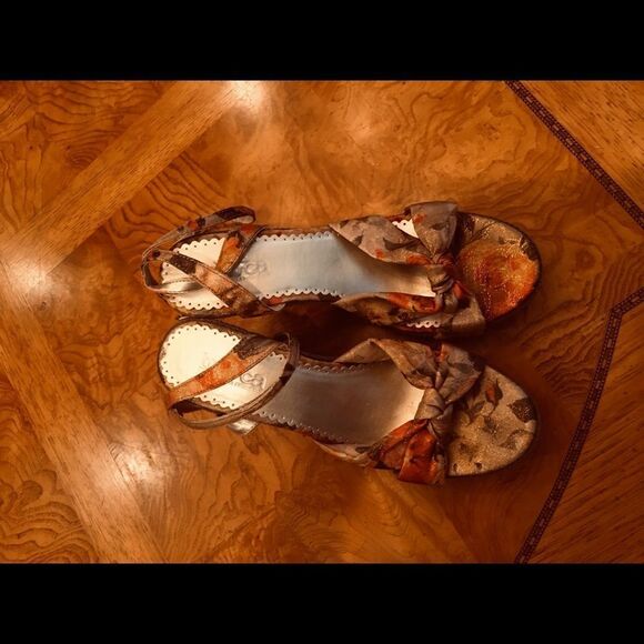 Glossy Beauty Wedges - Picture 8 of 8